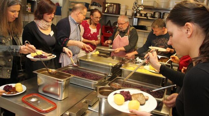 Stimmungsvoll mit Musik und gutem Essen, für das die Ehrenamtlichen sorgten, war die AWO-Weihnachtsfeier. FOTO: LEISTER