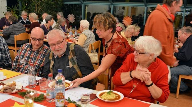 Ehrenamtliche servieren den Gästen das leckere Festessen.  GEA-FOTO: MEYER