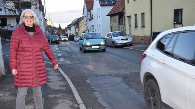 Steter Verkehrsfluss in der Seitenstraße, nicht nur zur Feierabendzeit: Karin Jeromin fordert ein Tempolimit oder einen Zebrastr