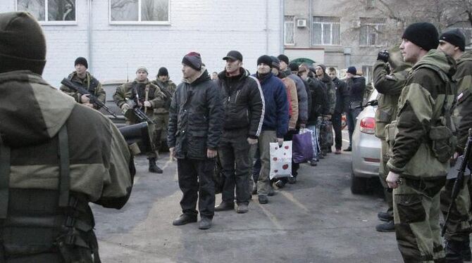 Ukrainische Gefangene warten auf den Abtransport zum Austausch-Ort. Foto: Alexander Ermochenko