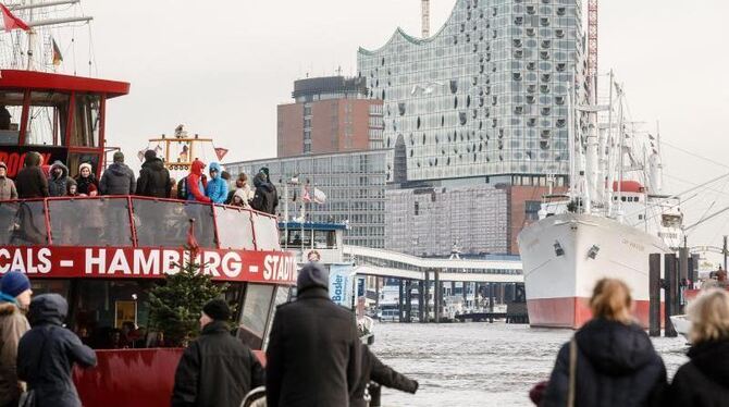 Die Elbphilharmonie von den Landungsbrücken aus gesehen. Foto: Markus Scholz