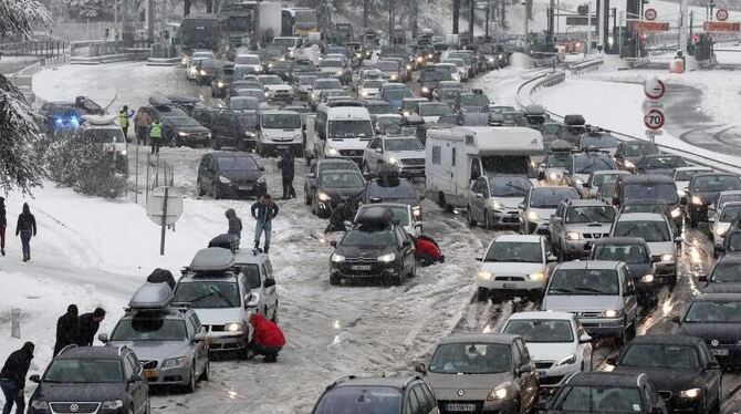 In Frankreich waren rund 15 000 Reisende von dem heftigen Wintereinbruch betroffen. Foto: Muscio Sylvain