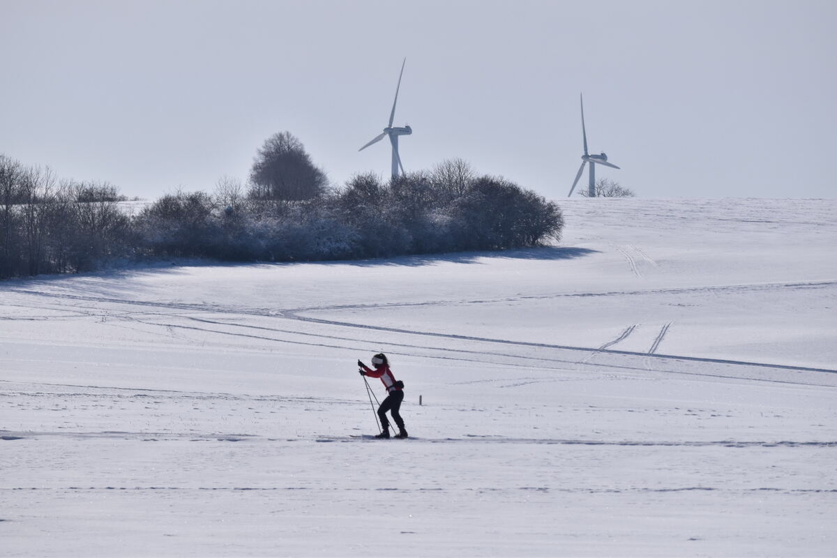 Loipistin vor Windräder