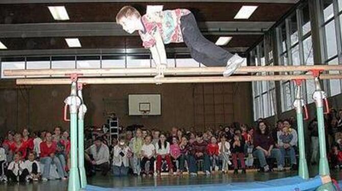 Hoch über dem Barren: Bei der Jahresfeier des Turn- und Sportvereins Honau zeigte der Nachwuchs sein Können. FOTO: TAF