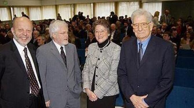 Zu Ehren der Absolventen in der FH-Aula (von links): Rektor Dr. Georg Obieglo, MdL Dr. Horst Glück (Wahlkreis Hechingen/Münsinge