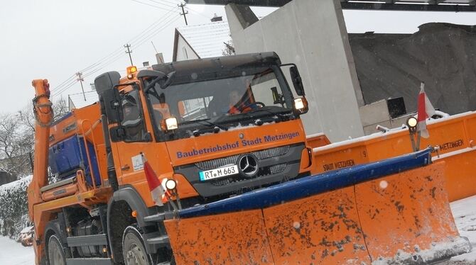 Einer der drei großen Metzinger Winterdienst-Lkw macht im Bauhof Zwischenstation. Rechts in der Halle die Streusalzvorräte.