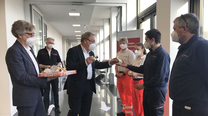 Finanzbürgermeister Alexander Kreher (links) und Oberbürgermeister Thomas Keck (Mitte) bedanken sich mit einem süßen Ostergruß b