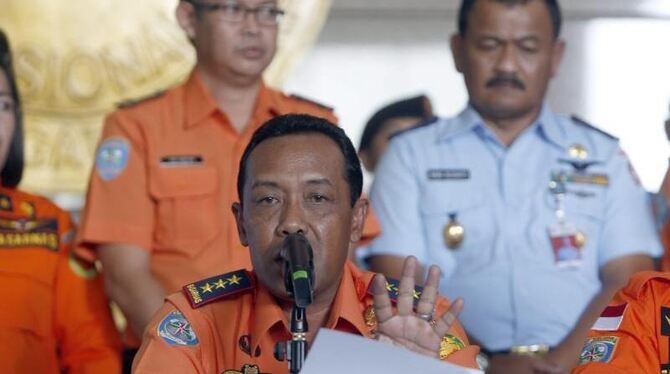 Bambang Soelistyo, Chef des indonesischen Rettungsteams, gibt bei einer Pressekonferenz erste Ergebnisse bekannt. Foto: Adi W