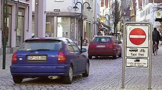 Wenn doch der Bus . . .! Nicht nur Ortsfremde fahren durch am Spitalhof. GEA-FOTO: PACHER