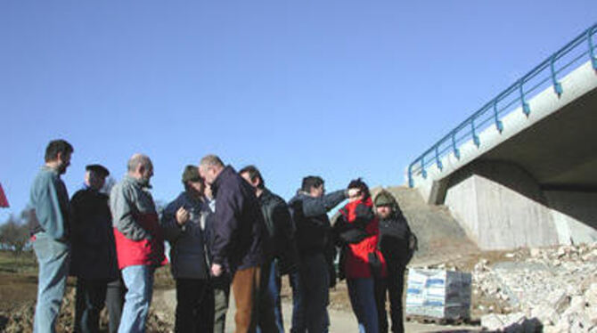 Der Feinschliff fehlt noch: Der Ortschaftsrat Neuhausen auf Besichtigungstour, hier bei der Tiefenbachbrücke. GEA-FOTO: FÜS