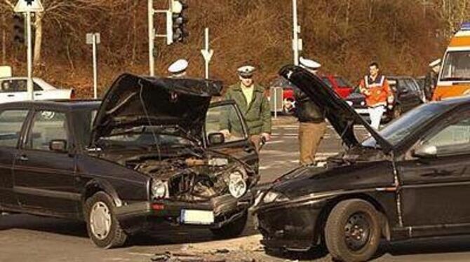 Schwerer Unfall auf der Rommelsbacher Straße. FOTO: NIETHAMMER