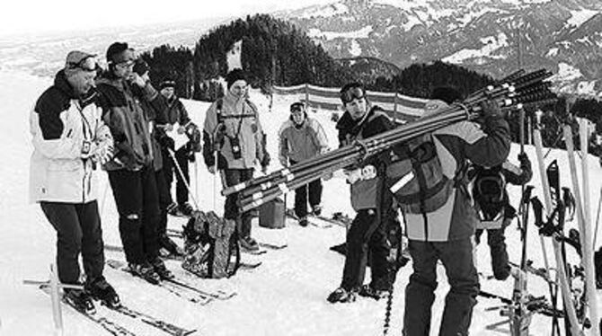 Die Mitglieder der VfL-Skiabteilung packten in Mellau kräftig an. FOTO: PR