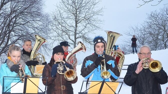 Silvesterblasen auf dem Grafenberg: Zwar froren vereinzelt die Ventile ein, doch Musiker und Zuhörer nahmen die kurzen Aussetzer