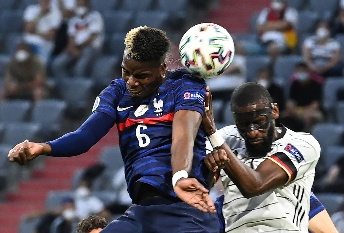 aul Pogba (Frankreich) und Antonio Rüdiger (Deutschland, r) im Kopfballduell.