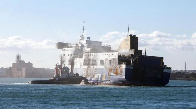 Das Wrack der Unglücksfähre »Norman Atlantic« ist endlich im Hafen von Brindisi. Foto: Maria Novella de Luca