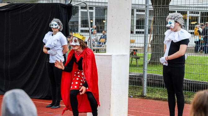 Nach dem Regen spielten die Schüler des Firstwald-Gymnasiums am Freitag doch noch den »Decamerone«.  FOTO: NICLAS PORTUGALL, FIR