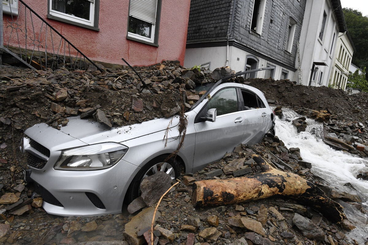 Hagen: Ein Auto ist vom Schutt bedeckt, den die Überflutung der Nahma am Vorabend mit sich gebracht hat. Durch die heftigen Rege