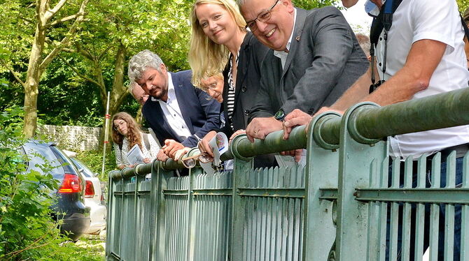 Thekla Walker (Dritte von rechts) neben Thomas Keck (rechts daneben) auf der Brücke Dieselstraße: Dort ist einer von 36 Pegelmes