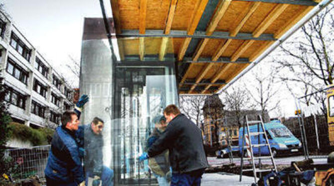 Kräftig hinlangen, drei Minuten später sitzt die zentnerschwere Glasscheibe an ihrem Platz: Zwischen Tübinger Tor und Rathaus wi