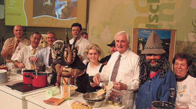 Spätzle-Präsenz auf der Grünen Woche in Berlin mit Fasnachtsmasken der Alb, Traudl Brunner und Landrat Wais (Mitte). FOTO: DLG