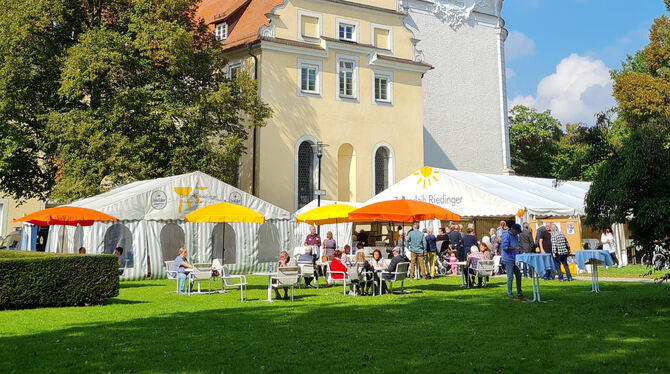 Hock vor Barock-Kulisse: Hinterm Münster konnte man gemütlich sitzen und sich vom ZfP-Küchen-Team verköstigen lassen.