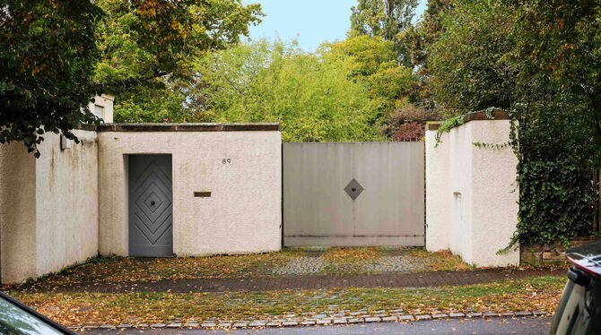 Die Schmitthenner-Villa in der Eduard-Pfeiffer-Straße liegt in einem uneinsehbaren, parkähnlichen Grundstück. Zu sehen ist sie n