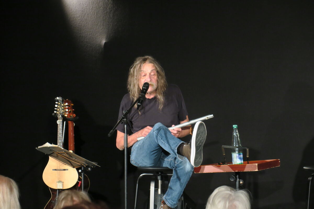 Launige Lieder und wortverspielte Gedichte: Heiner Kondschak im Oertel-Saal.