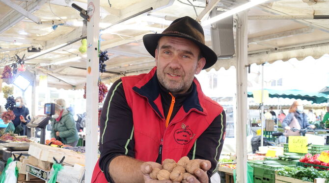 Wochenmarktbeschicker Frank Kuhn hat auch Walnüsse aus eigenem Anbau in seinem Obstsortiment. FOTO: ZENKE