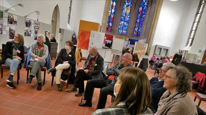 Mehr als 30 Ehrenamtliche erarbeiteten in Kleingruppen Visionen für die Zukunft der Reutlinger Citykirche.  FOTO: LEISTER