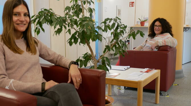 Jeanette Merges (rechts) und Nathalie Dennenmoser betonen die Bedeutung der Jugend- und Drogenberatung.  FOTO: LEISTER