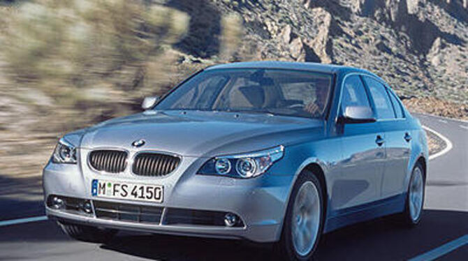 Schon optisch hat sich die BMW 5er Limousine verändert und fährt jetzt mit sportlich-dynamischer Front vor. FOTO: BMW