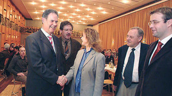 Warmer Händedruck für Gerhard Stratthaus. Margarete Krug freute sich mit Dieter Hillebrand (im Hintergrund), Rainer Ullrich und