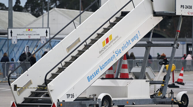 Flugzeug-Gangway auf dem Rollfeld des Flughafens Karlsruhe/Baden-Baden. FOTO: DECK/DPA