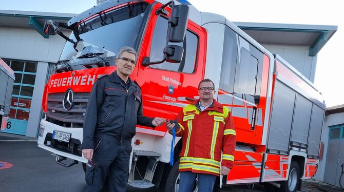 Dietmar Rall (links) und Stefan Wörner (in seiner nagelneuen Bürgermeister-Einsatzjacke) bei der Schlüsselübergabe. FOTO: STADT