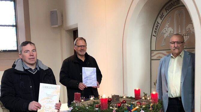 Posaunenchor Willmandingen-Erpfingen: Dirigent Eberhard Kappus (rechts) mit den Geehrten Frank Wiech (links) und Eberhard Diette