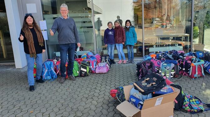 Belinda Kalender und Traugott Huppenbauer mit Fünftklässlern des Gymnasiums.