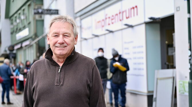 Von wegen Ruhestand: Karl-Heinz Kutzbach ist von morgens bis abends im Impfzentrum am Marktplatz aktiv. FOTO: PIETH