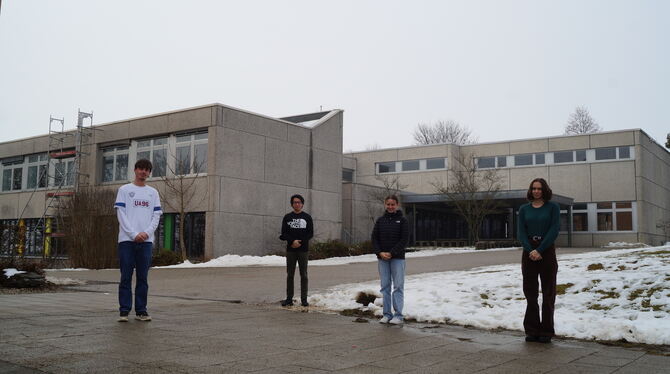 Mateusz Liszczyk (von links), Khang Huynh, Ronja Mader und Linda Sabra wollen ihre Schule besser machen.  FOTO: WURSTER