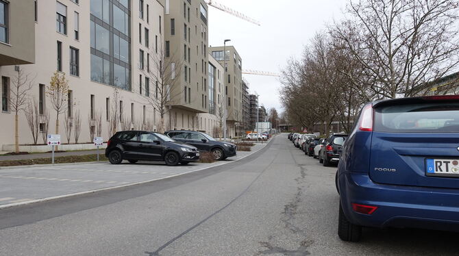 Am Saum der Sickenhäuser Straße hat die Zahl geparkter Autos erheblich zugenommen. FOTOS: ZENKE