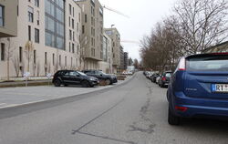 Am Saum der Sickenhäuser Straße hat die Zahl geparkter Autos erheblich zugenommen. FOTOS: ZENKE