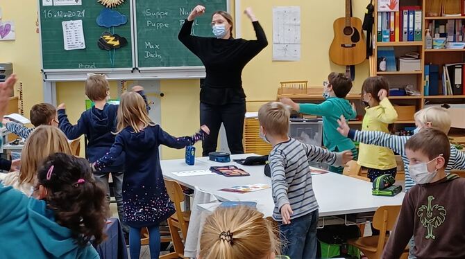 Wenn Manuela Buck in die Klasse kommt, ist was los: St. Johanner Erstklässler singen und spielen mit ihr das »Lubo«-Lied.  FOTO: