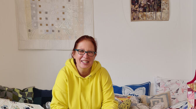 Silke Zacher macht Quilts aus Stoff, der sonst weggeworfen worden wäre.  FOTO: SCHRADE