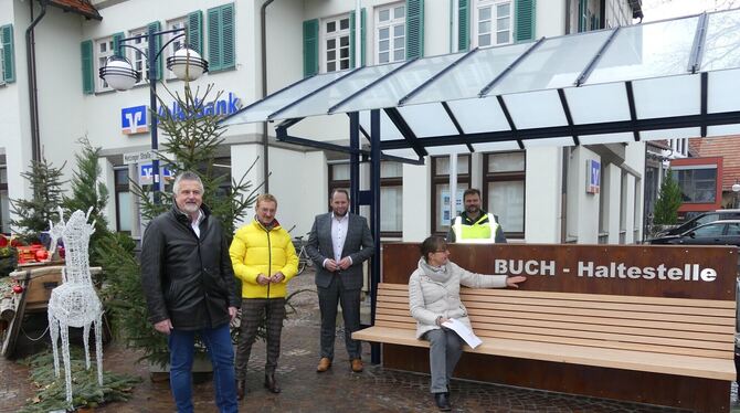 Dieses Team hat aus der ehemaligen Bushaltestelle auf dem Dettinger Marktplatz eine Buchhaltestelle mit erneuertem "Rentnerbänkl