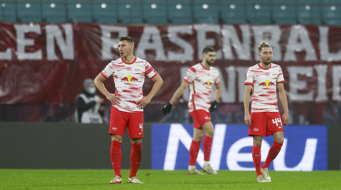 Ratlos und enttäuscht: (von links) Willi Orban, Josko Gvardiol und Kevin Kampl von RB Leipzig.  FOTO: WOITAS/DPA