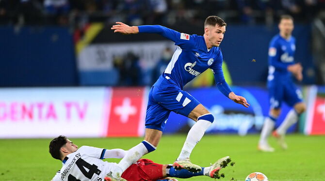 Der Ex-Reutlinger Marvin Pieringer (blaues Trikot) vom FC Schalke 04 setzt sich gegen Ludovit Reis vom Hamburger SV durch.  FOTO