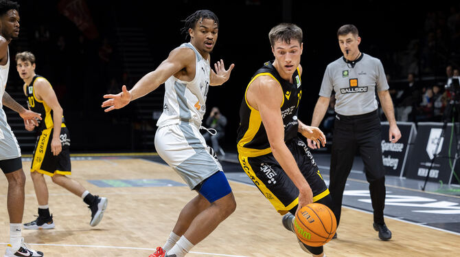 Aktivposten und Topscorer beim Tübinger Sieg in Hagen: Ryan Mikesell (rechts), der auf 25 Punkte kommt, wird als Spieler der Par