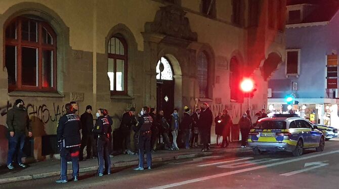 Demonstranten gegen die Corona-Maßnahmen vor dem Amtsgericht in Reutlingen.