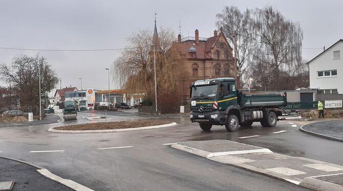 Am Montag tummelten sich noch Baufahrzeuge auf dem neuen Kreisverkehr zwischen der Ulmer- und der Wielandstraße, ab morgen dürfe