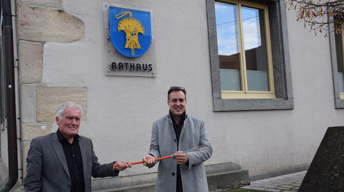 Symbolische Kabel-Übergabe gestern vor dem Rathaus: Projekt-Manager Boris Schulcz (rechts) mit Bürgermeister Joseph Reichert. FO