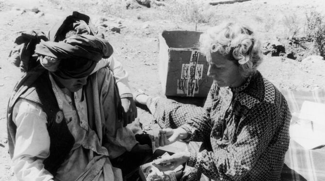 Eine Ärztin von MSF bei einer Untersuchung 1981 in Afghanistan. Ein MSF-Team wollte in Paktia, Nouristan und Hazarajat Behandlun